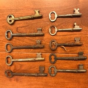 VINTAGE SOLID BARREL ANTIQUE SKELETON BIT/KEYS